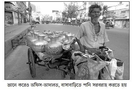 চারদিকে নদীবেষ্টিত খুলনা নগরে বছরজুড়েই সুপেয় পানির তীব্র সংকট