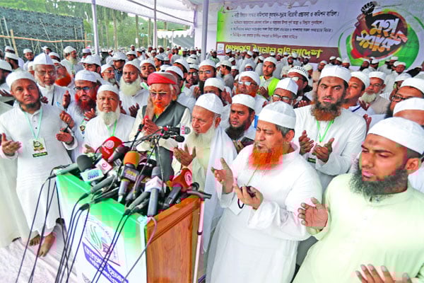 রাজধানীর সোহরাওয়ার্দী উদ্যানে গতকাল হেফাজতে ইসলামের সমাবেশে নেতারা