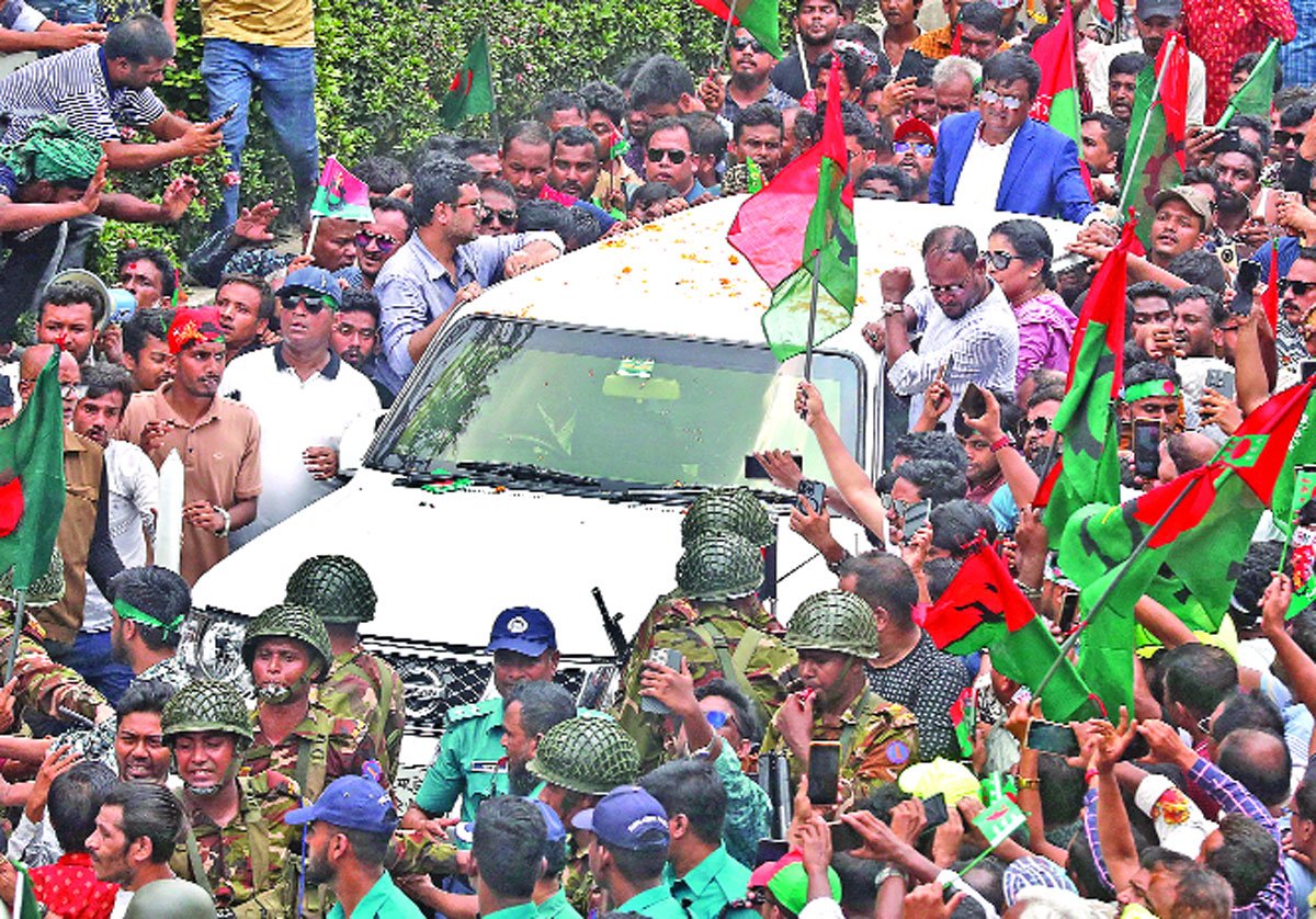 ২. নেতা-কর্মী ও জনতার ঢলের মধ্য দিয়ে এগিয়ে যায় গাড়ি; 