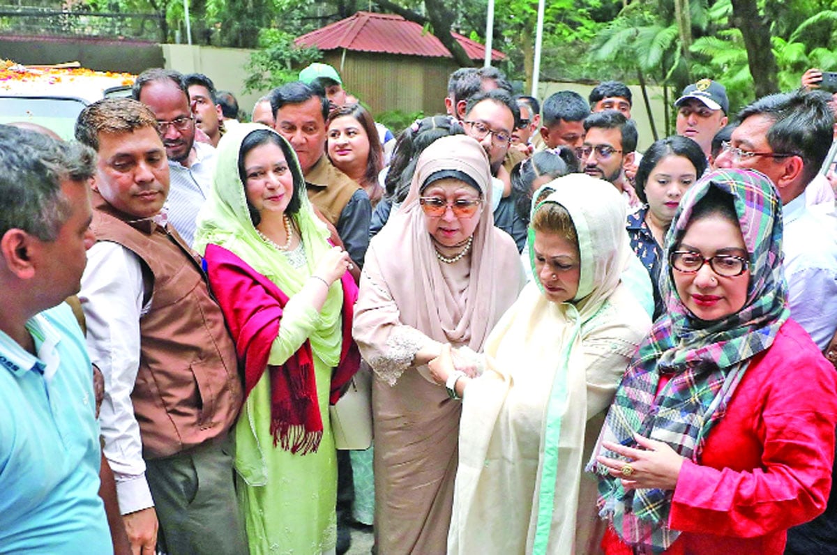 ৩. গুলশানের বাসভবন ফিরোজায় পুত্রবধূসহ প্রবেশ -বাংলাদেশ প্রতিদিন
