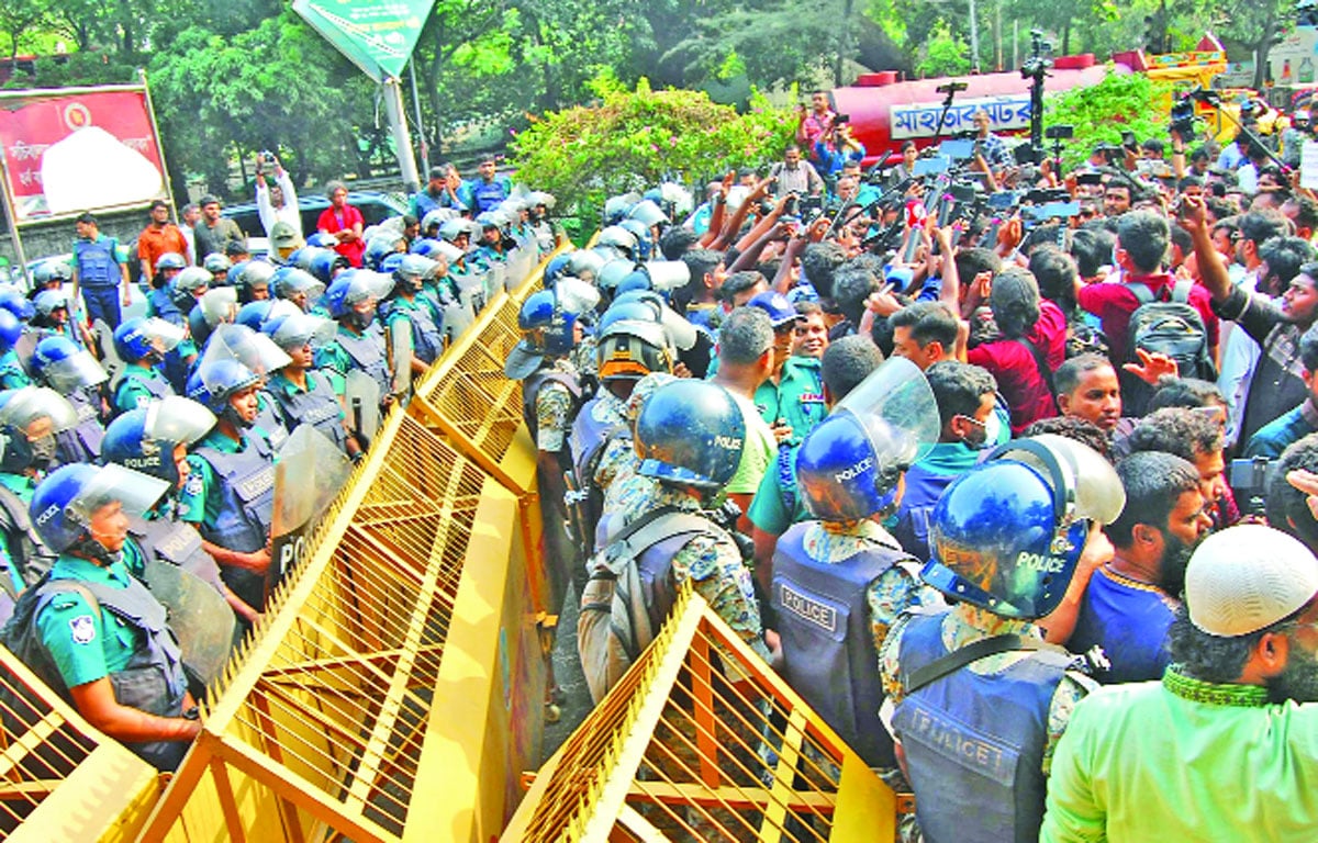 সাবেক রাষ্ট্রপতি আবদুল হামিদকে দেশত্যাগের সুযোগ দেওয়ার প্রতিবাদে বাংলাদেশ যুব অধিকার পরিষদ গতকাল স্বরাষ্ট্র মন্ত্রণালয় ঘেরাও করতে গেলে পুলিশ বাধা দেয়    -বাংলাদেশ প্রতিদিন