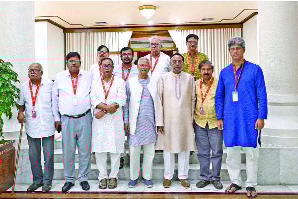 প্রধান উপদেষ্টার সঙ্গে রাজনৈতিক দলের প্রতিনিধিদের ফটোসেশনে