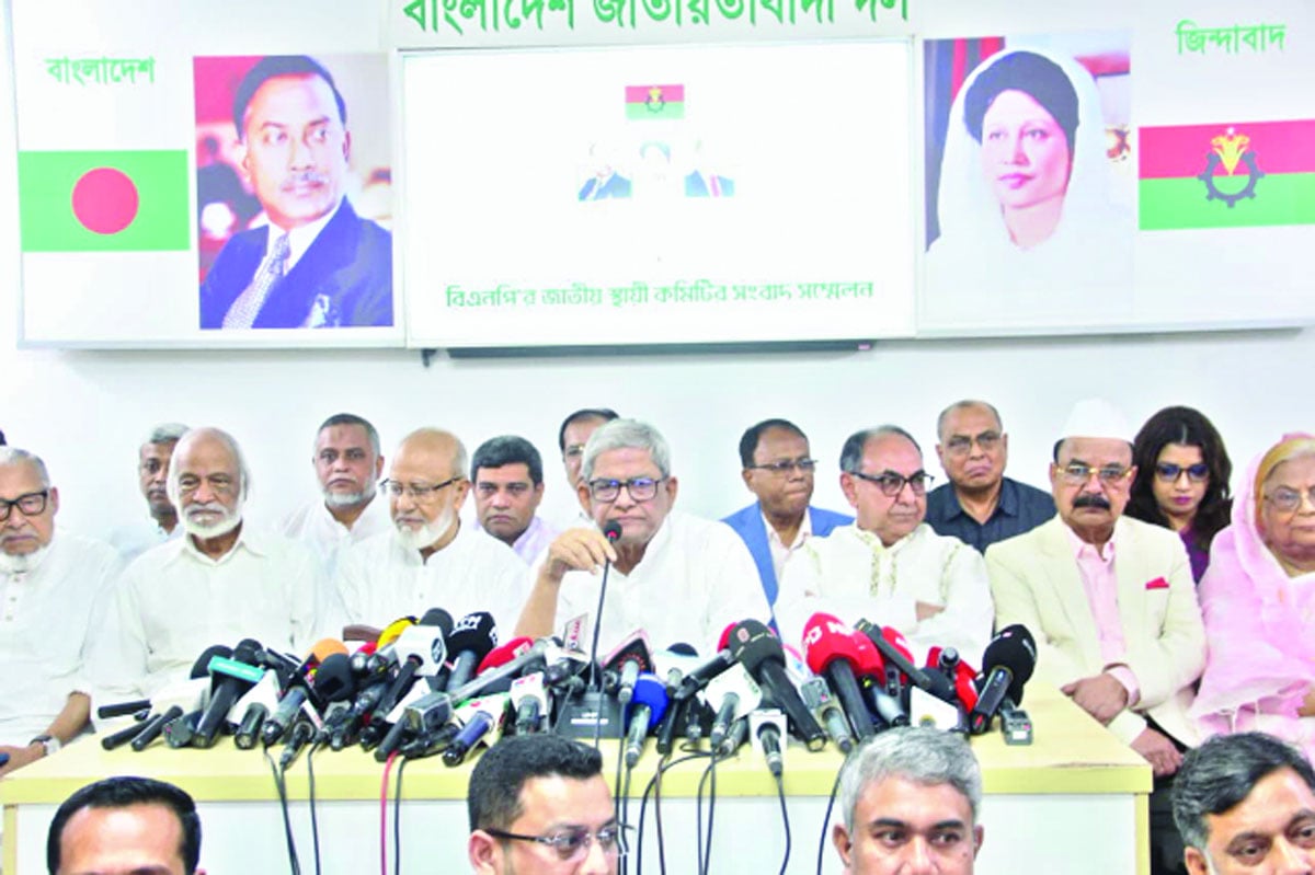 রাজধানীর গুলশানে বিএনপি চেয়ারপারসনের রাজনৈতিক কার্যালয়ে সংবাদ সম্মেলনে গতকাল দলীয় প্রার্থীদের নাম ঘোষণা করেন মির্জা ফখরুল ইসলাম আলমগীর -বাংলাদেশ প্রতিদিন