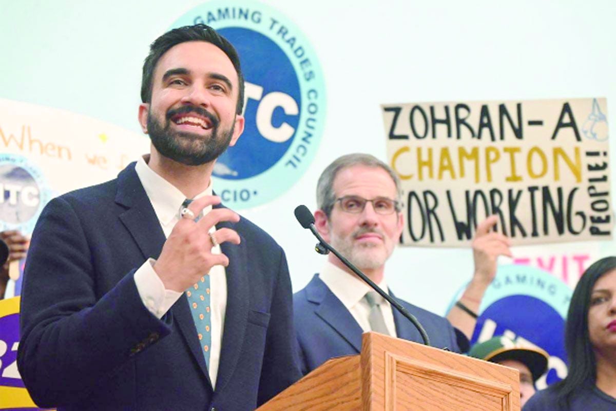 জোহরান মামদানির নিউইয়র্ক সিটির শিক্ষক ইউনিয়ন ইউএফটির এক জনসভায় বক্তব্য দিচ্ছেন