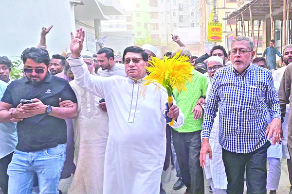 রাজধানীর যাত্রাবাড়ীতে গতকাল গণসংযোগে ব্যস্ত সময় পার করেন ঢাকা-৫ আসনের বিএনপির প্রার্থী নবীউল্লাহ নবী