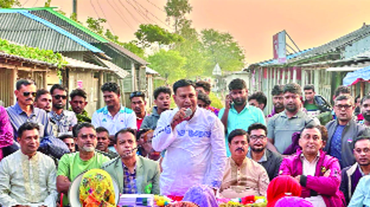 খুলনা-৬ আসনে বিএনপির প্রার্থী এস এম মনিরুল হাসান বাপ্পী গতকাল দেলুটি ইউনিয়নের দারুণ মল্লিক বাজারে গণসংযোগ ও উঠান বৈঠকে করেন