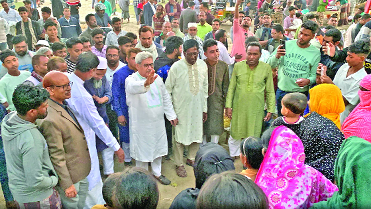 রাজশাহী-৩ আসনে নির্বাচনি প্রচারে বিএনপির প্রার্থী শফিকুল হক মিলন গতকাল পবা উপজেলার হরিপুর ইউনিয়নে প্রচার চালান