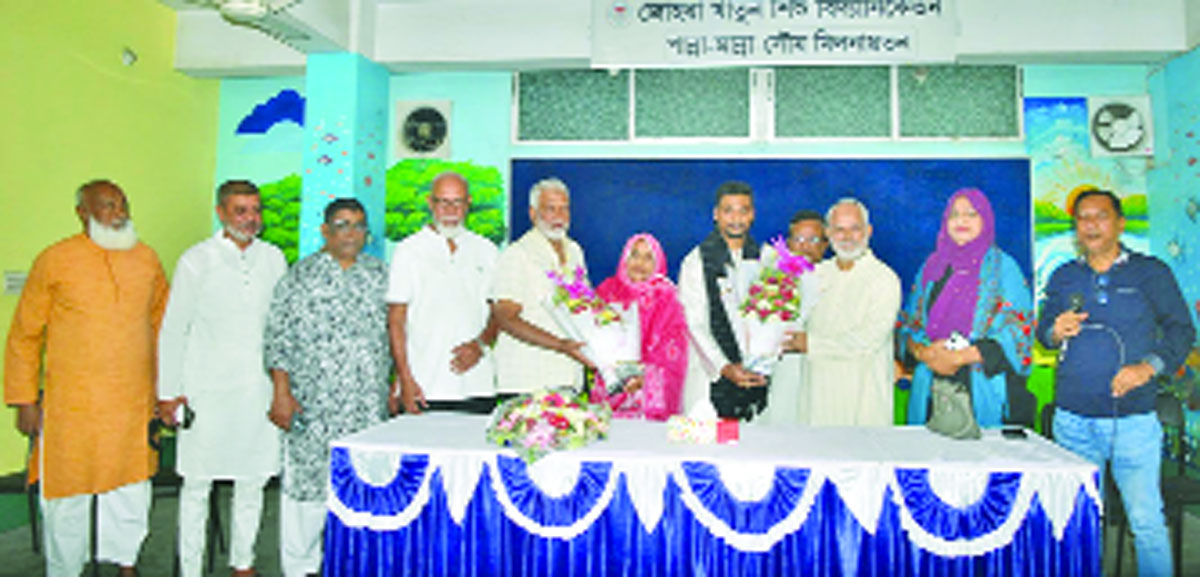 খুলনা-২ আসনের ধানের শীষের প্রার্থী নজরুল ইসলাম মঞ্জু গতকাল স্থানীয় শিক্ষাপ্রতিষ্ঠানে গণসংযোগ চালান