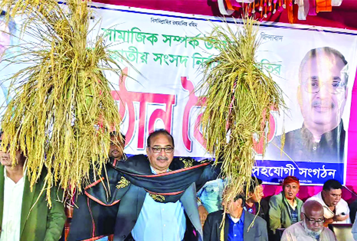 যশোর-১ (শার্শা) আসনে বিএনপি প্রার্থী মফিকুল হাসান তৃপ্তি বেনাপোল কাগজপুকুর স্কুল মাঠে বক্তব্য রাখছেন