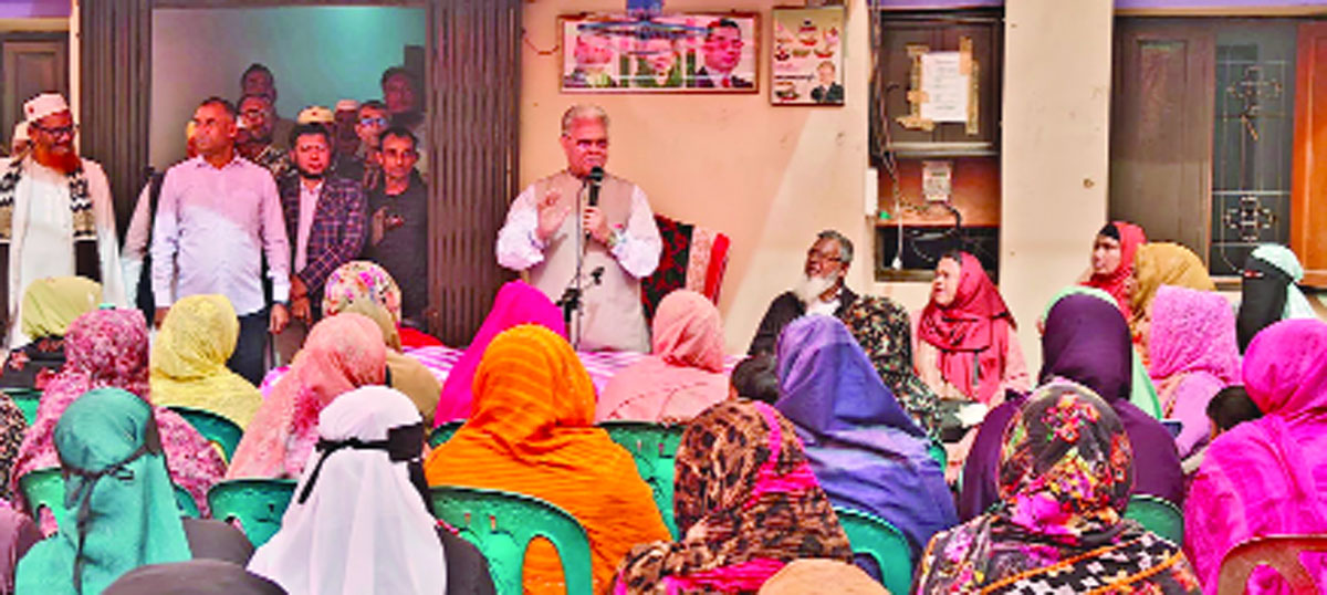 পটুয়াখালী-১ আসনের বিএনপি মনোনীত প্রার্থী এয়ারভাইস মার্শাল (অব.) আলতাফ হোসেন চৌধুরী গতকাল মহিলা দলের সমাবেশে বক্তব্য রাখছেন