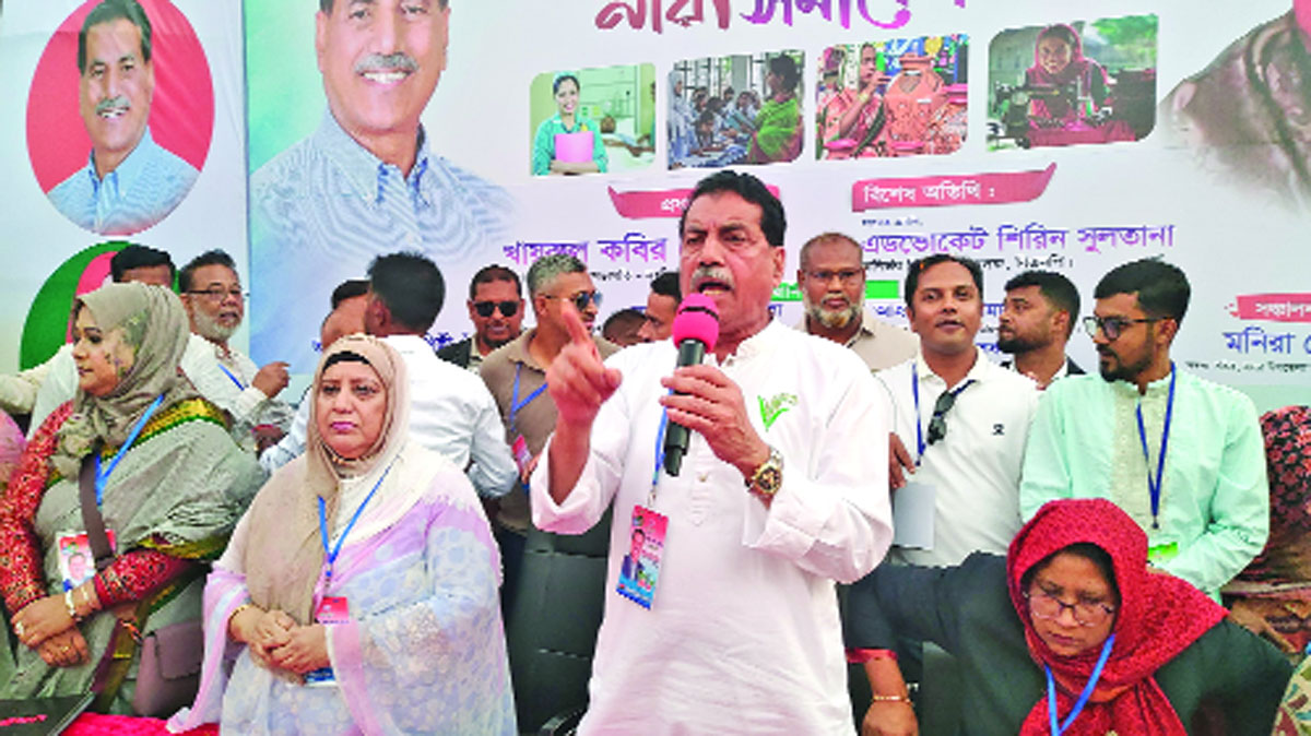 নরসিংদী-১ আসনে বিএনপি প্রার্থী খায়রুল কবির খোকন গতকাল চিনিশপুর ঈদগাহ মাঠে মহিলা দলের সমাবেশে বক্তব্য রাখছেন
