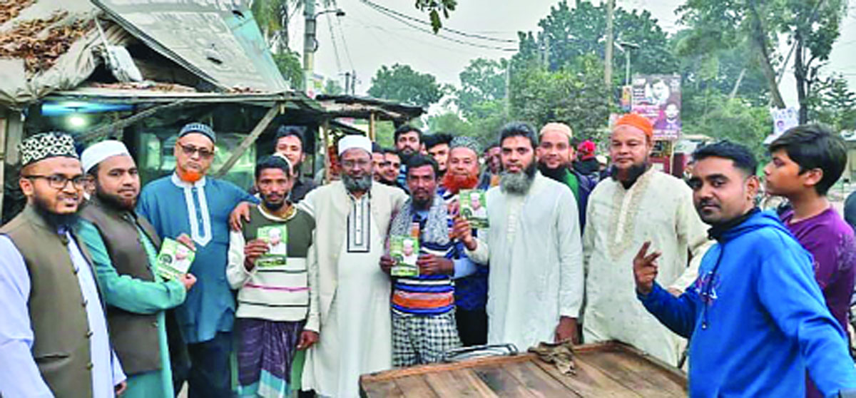 খুলনা-৩ আসনের যোগীপোল ইউনিয়নের বাদামতলা এলাকায় গতকাল গণসংযোগ করেন জামায়াতের প্রার্থী অধ্যাপক মাহফুজুর রহমান