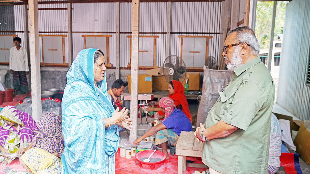 কৃতী কৃষি উদ্যোক্তা সাহিদা বেগমের সঙ্গে কথা বলছেন লেখক