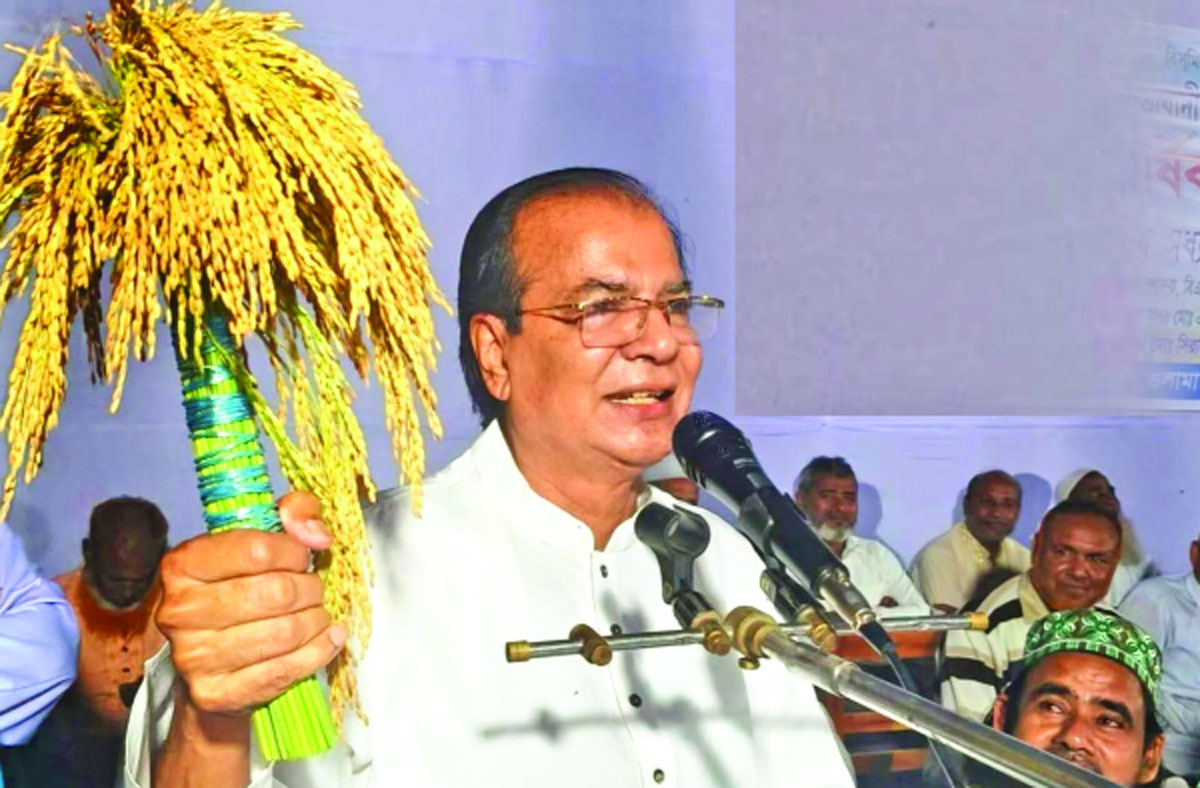 লালমনিরহাট-৩ (সদর) আসনের বিএনপি প্রার্থী আসাদুল হাবিব দুলু বড়বাড়ী ইউনিয়নের শহীদ আবুল কাশেম উচ্চ বিদ্যালয় মাঠে নির্বাচনি সমাবেশে বক্তব্য দেন