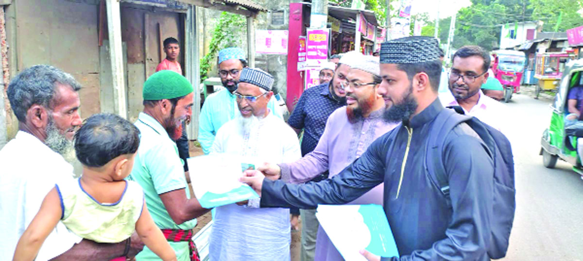 কুমিল্লা-৬ (সদর) আসনে নগরীর কালীর বাজার রাস্তার মাথা এলাকায় গণসংযোগ করেন জামায়াত প্রার্থী কাজী দ্বীন মোহাম্মদ