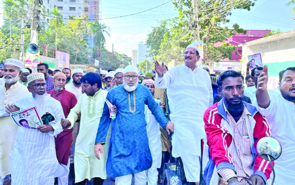 রাজশাহীর শাহ মখদুম (রহ.) দরগাহ মসজিদে নামাজ আদায় শেষে ধানের শীষের পক্ষে প্রচার শুরু করেন রাজশাহী-২ আসনে বিএনপির প্রার্থী মিজানুর রহমান মিনু