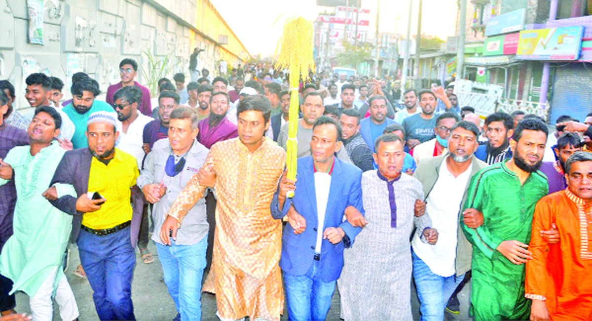 বগুড়া-৬ আসনে বিএনপির প্রার্থী দলের ভারপ্রাপ্ত চেয়ারম্যান তারেক রহমানের পক্ষে শোভাযাত্রা করেন দলের নেতা-কর্মীরা