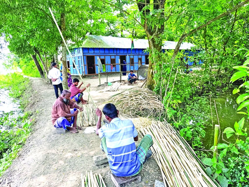 দোলনায় দূর হলো দারিদ্র্য