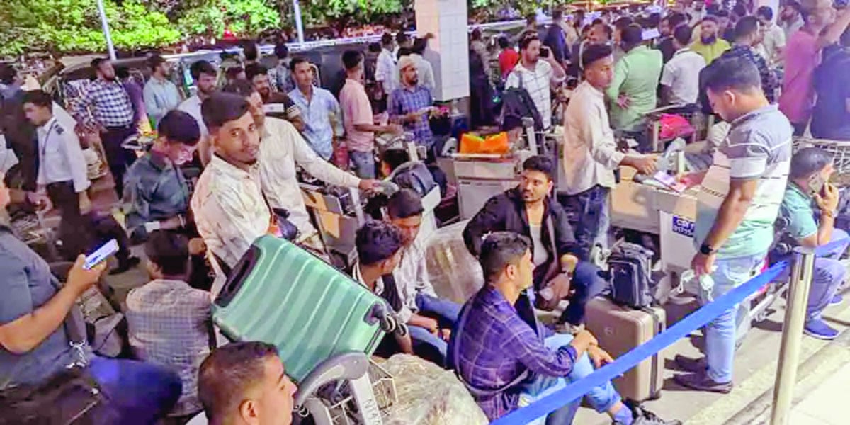 ২. ভোগান্তিতে দেশি-বিদেশি যাত্রীরা; 