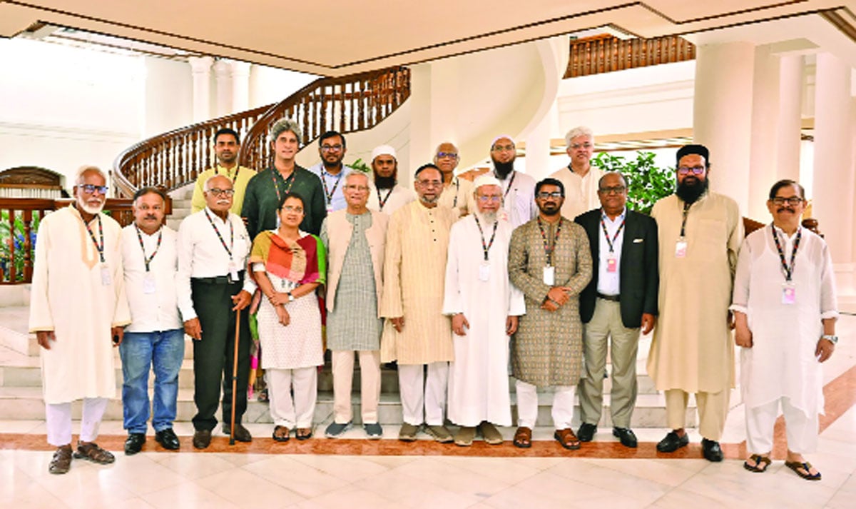 প্রধান উপদেষ্টা ড. মুহাম্মদ ইউনূস গতকাল সাত দলের নেতাদের সঙ্গে বৈঠকের পর ফটোসেশনে অংশ নেন -পিআইডি