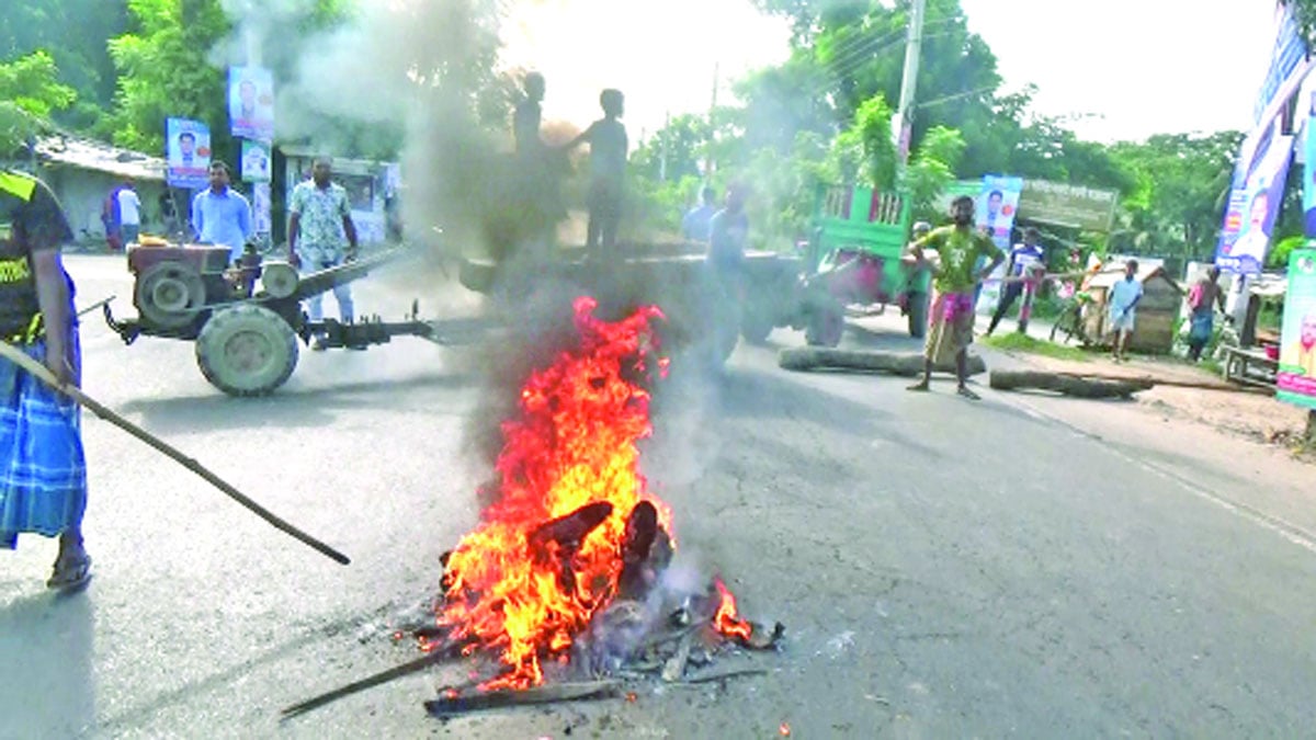 বাগেরহাটে হরতাল চলাকালে মহাসড়কে টায়ার জ্বালিয়ে আগুন
