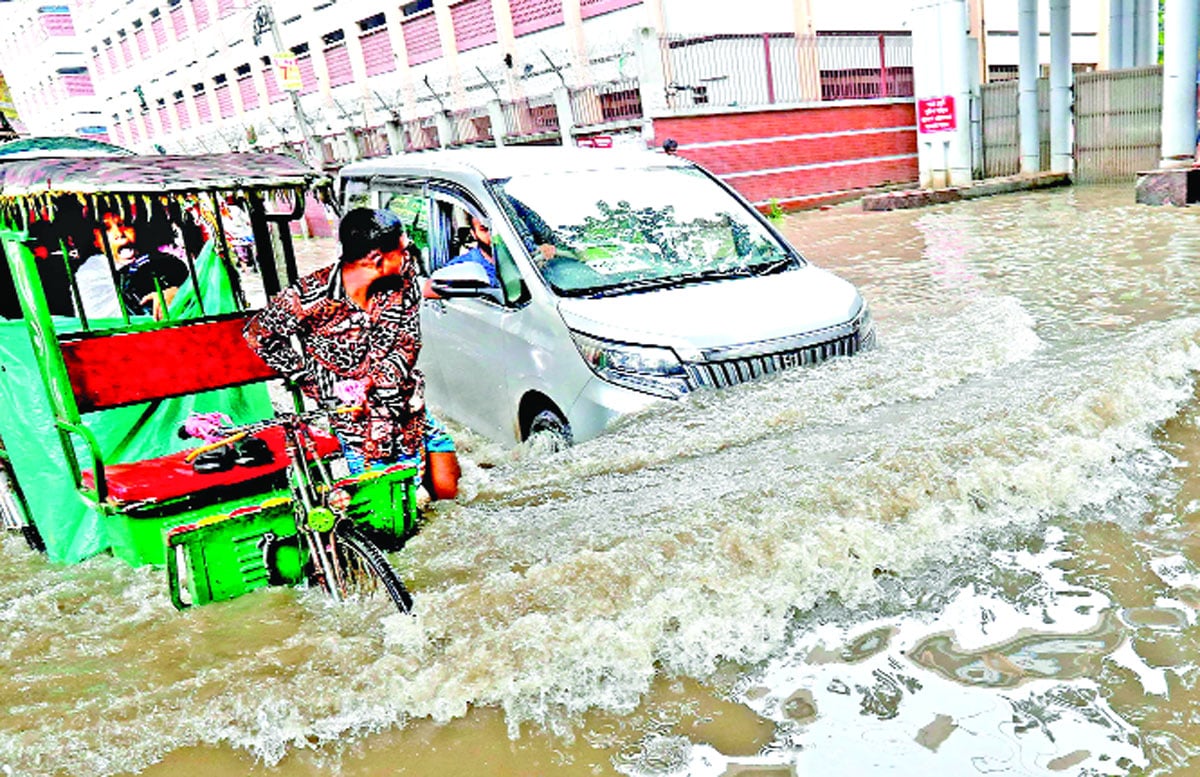 শান্তিনগরে কোমরপানিতে চলছে যানবাহন -রোহেত রাজীব