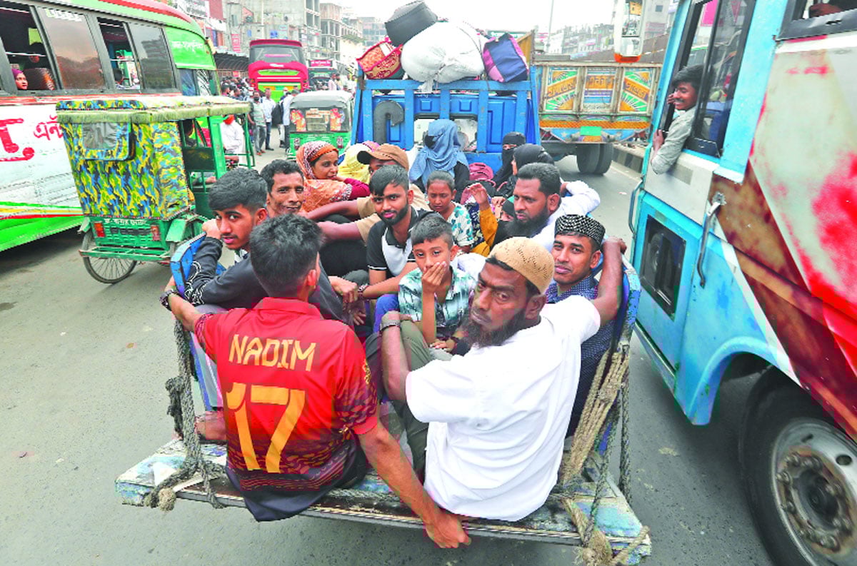 মিনি ট্রাকে ঝুঁকি নিয়ে বাড়ির পথে মানুষ  -রোহেত রাজীব