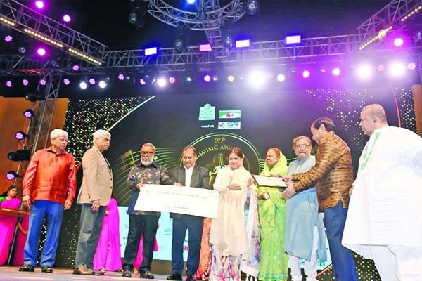 কনকচাঁপার হাতে সম্মাননা তুলে দেন তথ্যমন্ত্রী জহির উদ্দিন স্বপন