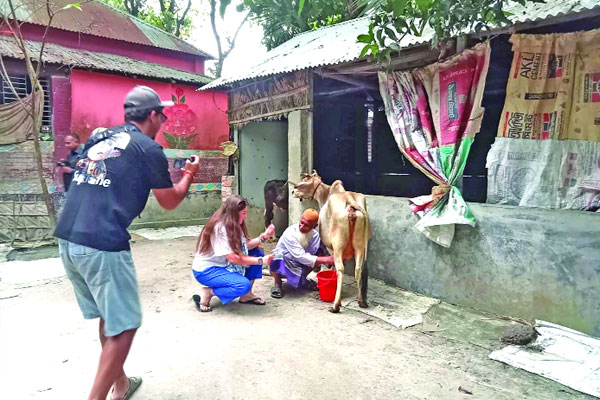 গ্রামীণ জীবনে মুগ্ধ ভিনদেশি পর্যটক