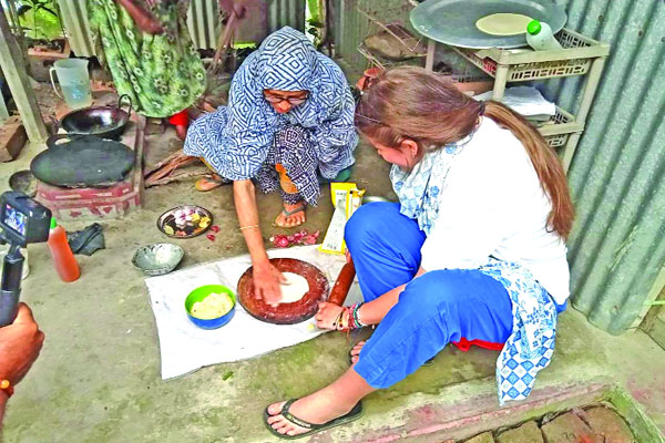 গ্রামীণ জীবনে মুগ্ধ ভিনদেশি পর্যটক