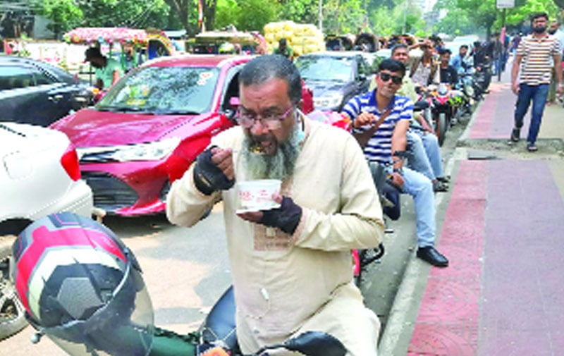 তেলের লাইনেই ঘুম খাওয়া