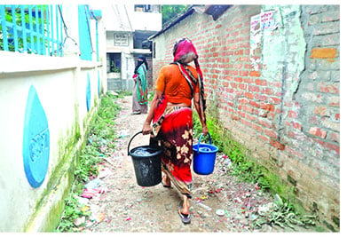 রাজধানীর মিরপুরের শেওড়াপাড়ায় পানির তীব্র সংকট দেখা দিয়েছে। ঘণ্টার পর ঘণ্টা অপেক্ষায় থেকেও মিলছে না কাক্সিক্ষত পানি। চরম দুর্ভোগে পড়ছেন বাসিন্দারা। ব্যাহত হচ্ছে জীবনযাত্রা    -জয়ীতা রায়