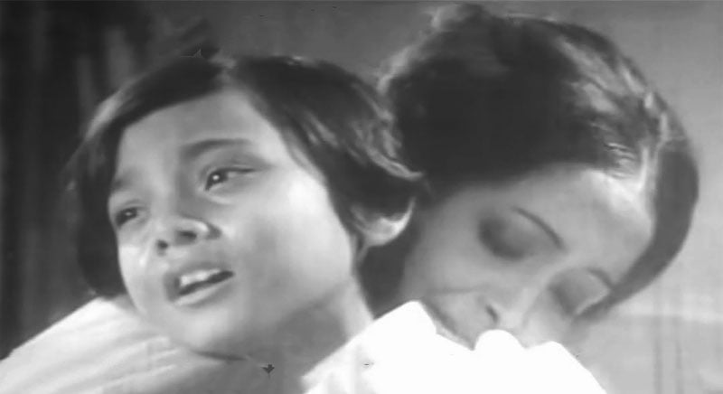 ‘আগুন’ চলচ্চিত্রের একটি দৃশ্যে শর্মিলী আহমেদ ও মাস্টার শিপলু