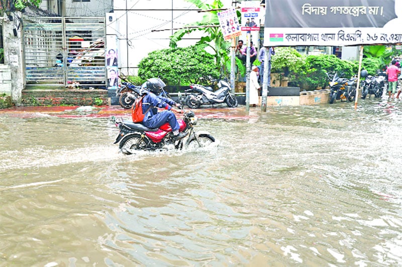 বৃষ্টির পানিতে সৃষ্ট জলজটে জনভোগান্তি চরমে। রাজধানীর ধানমন্ডি এলাকা ছবি : জয়ীতা রায়
