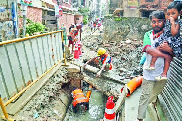 খোঁড়াখুঁড়িতে রাস্তায় চলা দায়