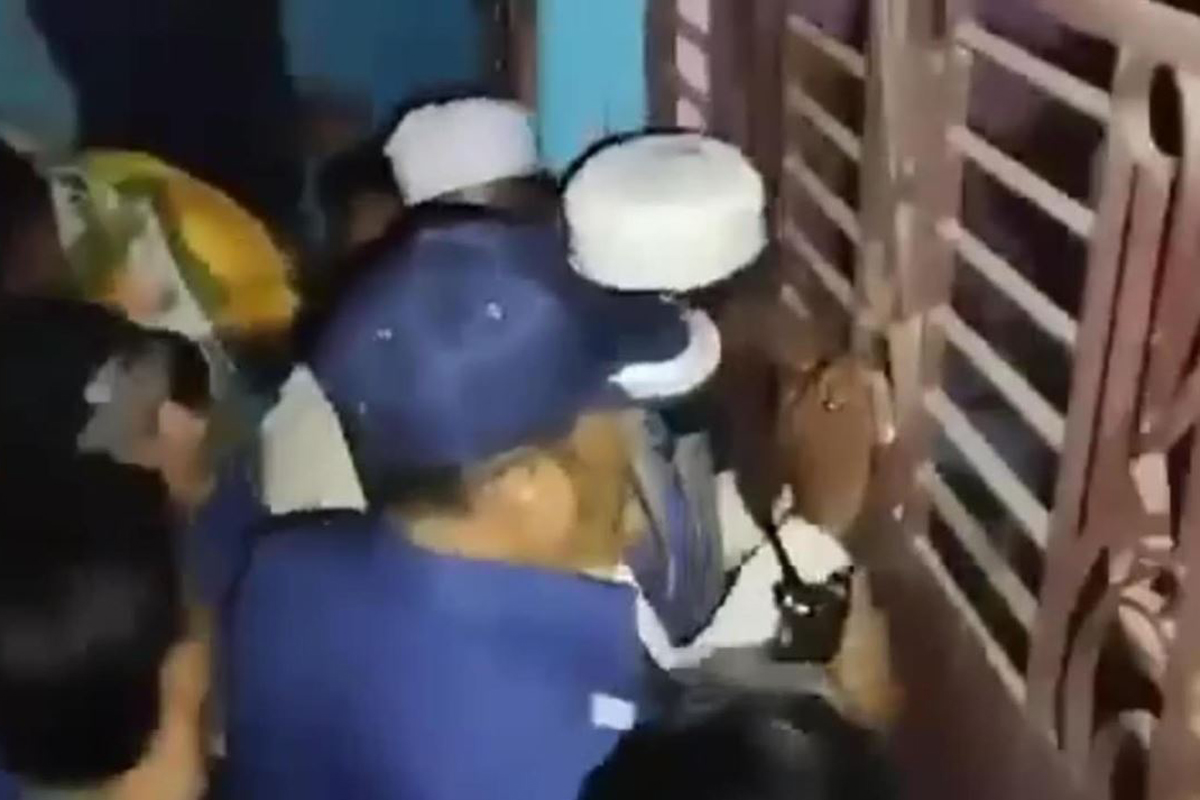 গ্রেফতারের সময় বিল দিয়ে পালালেন তাহেরি, পুলিশের গাড়ি ভাঙচুর