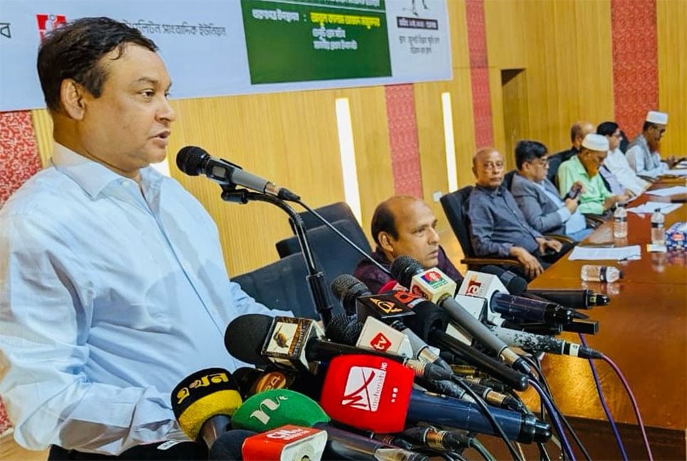 চট্টগ্রাম প্রেসক্লাবের জুলাই বিপ্লব স্মৃতি হলে আয়োজিত অনুষ্ঠানে বক্তব্য রাখছেন বিএফইউজে মহাসচিব কাদের গনি চৌধুরী