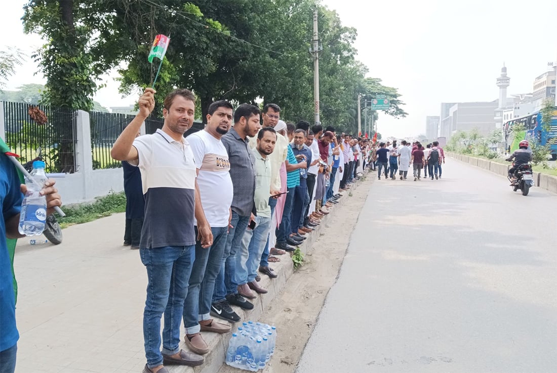 খালেদা জিয়াকে স্বাগত জানাতে পতাকা হাতে বিএনপির নেতাকর্মীরা