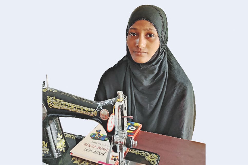 উপকূলীয় দরিদ্র নারীদের বিনামূল্যে প্রশিক্ষণ দিয়ে সেলাই মেশিন দিলো বসুন্ধরা গ্রুপ