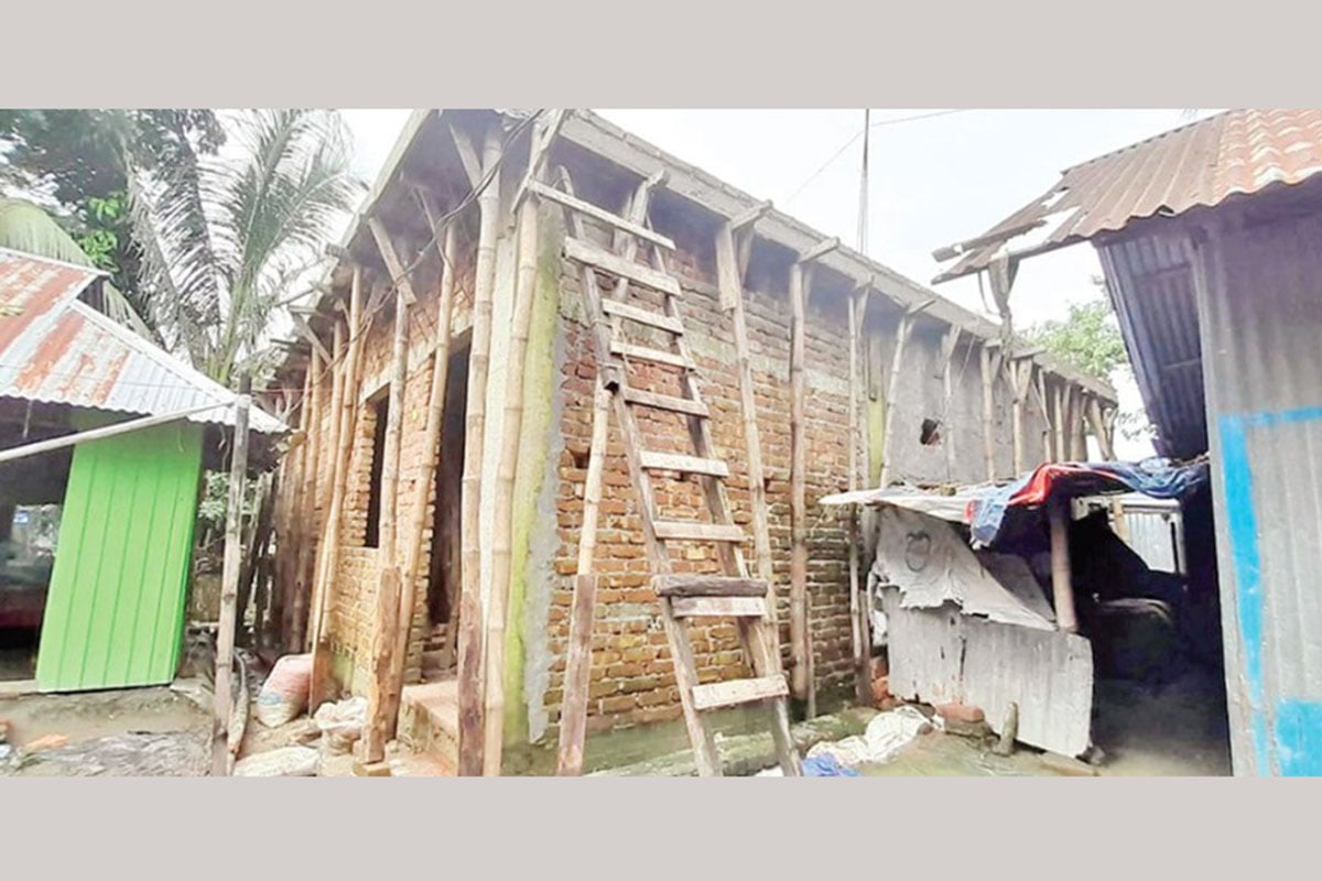 গ্রামে রিয়াদের পাকা বাড়ি
