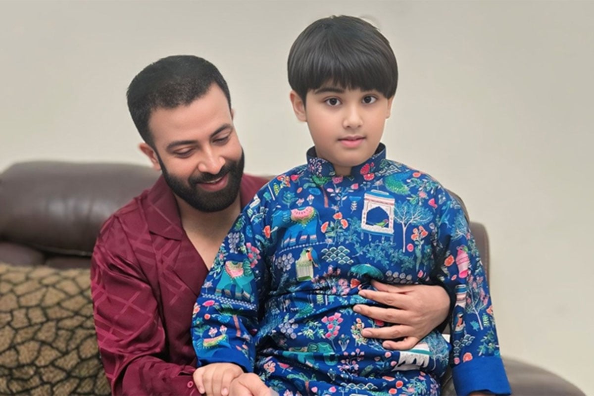 ছেলে আব্রাম খান জয়ের সঙ্গে শাকিব খান (ফাইল ছবি)।