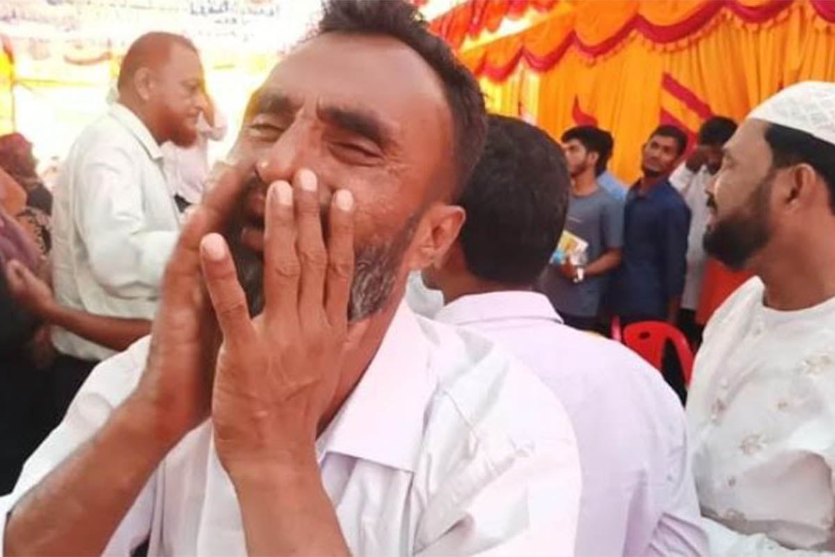হাউমাউ করে কাঁদলেন কর্মচারীরা