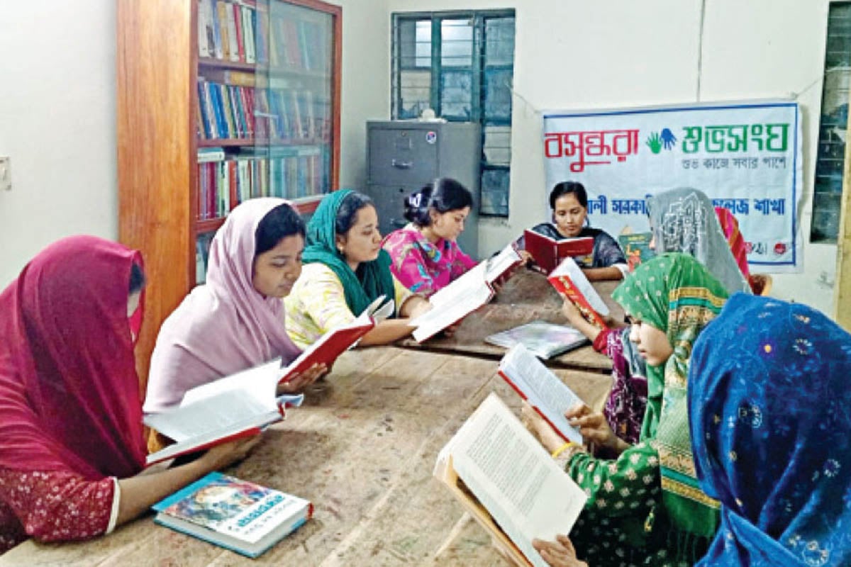 অবসর সময়ে পাঠাগারে বই পড়ে সময় কাটান শিক্ষার্থীরা।