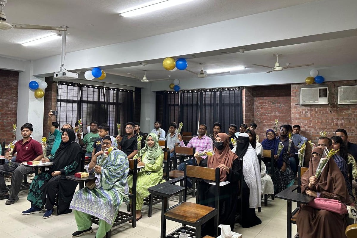 সিনিয়র শিক্ষার্থীরা নবীনদের নানা পরামর্শ প্রদান করেন