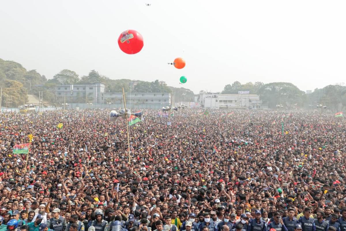 সমালোচনার মধ্যে থাকলে দেশের মানুষের কোনো উন্নয়ন হবে না: তারেক রহমান