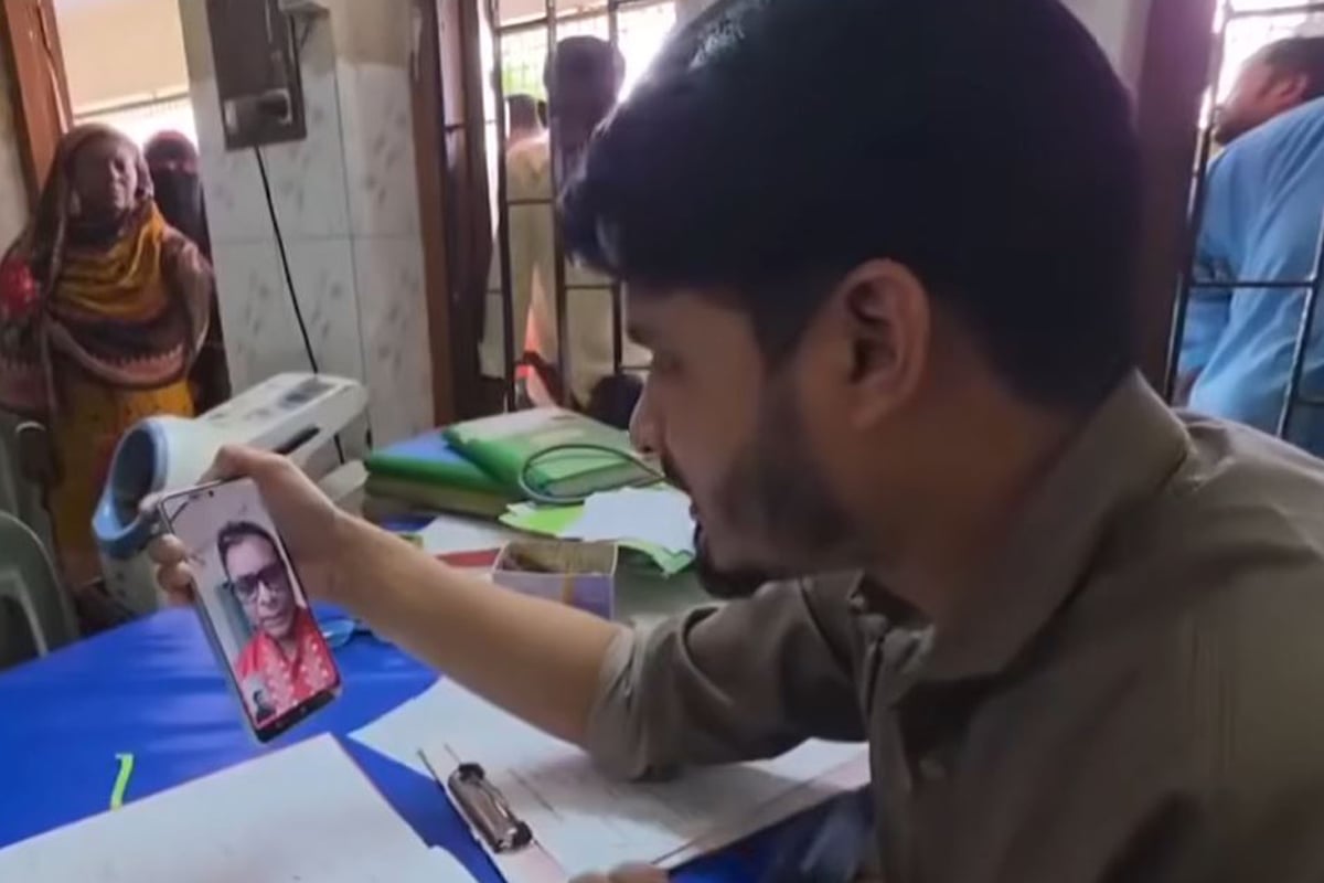 ঈদের ছুটিতে হঠাৎ উপজেলা হাসপাতালে স্বাস্থ্য প্রতিমন্ত্রীর ভিডিও কল