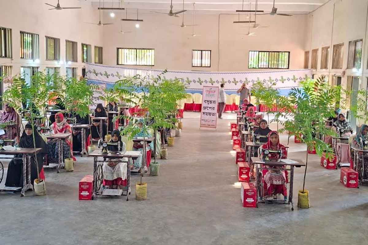বসুন্ধরা গ্রুপের উদ্যোগে মনোহরদীতে ৩০ অসচ্ছল নারীর হাতে সেলাই মেশিন